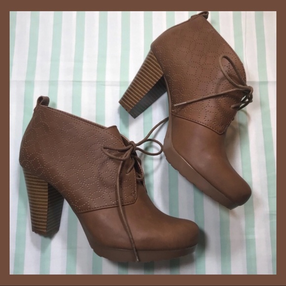 Giani Bernini Shoes - New Giani Bernini Lace Up Tan Heeled Boots